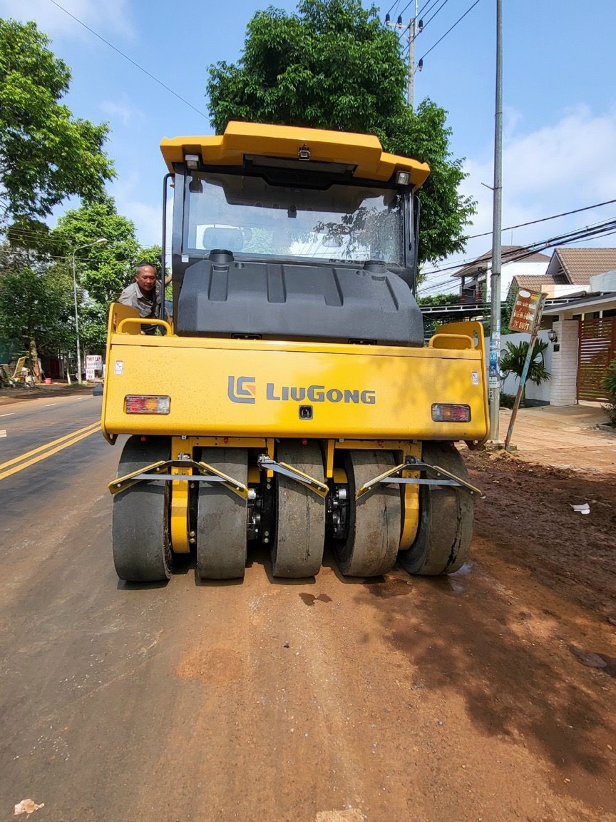 Xe Lu Lốp LiuGong CLG6526E - Giải Pháp Tối Ưu Cho Đầm Nén Nhựa Đường